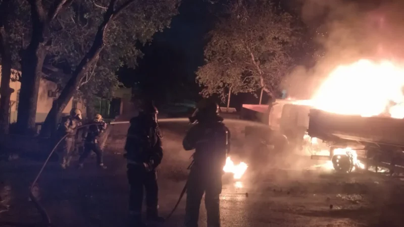 Dez caminhões pegam fogo em pátio da Seinfra durante a madrugada em Goiânia