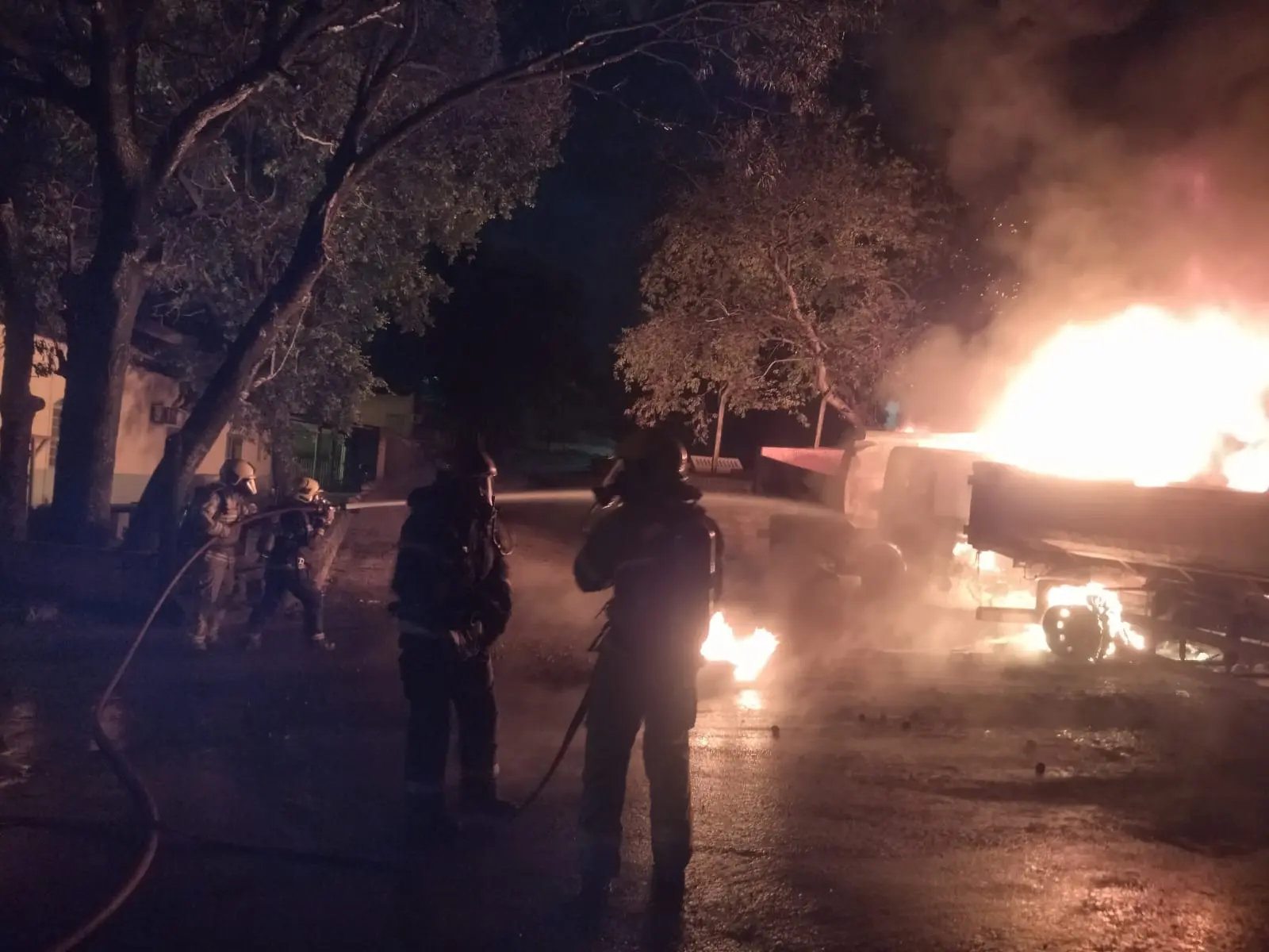 Dez caminhões pegam fogo em pátio da Seinfra durante a madrugada em Goiânia