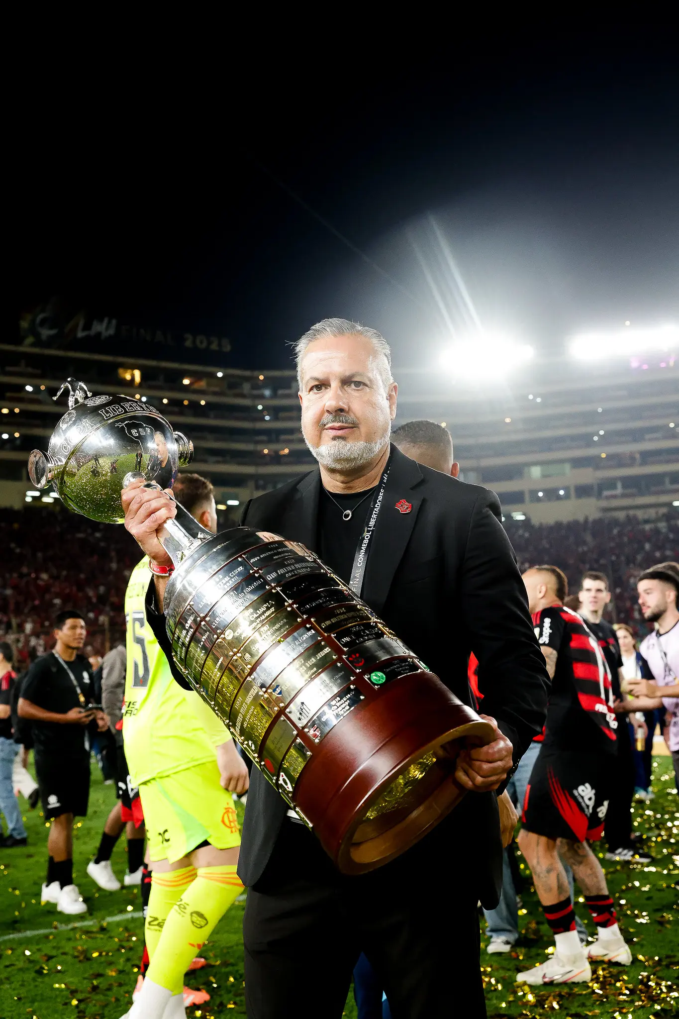 Dirigente do Flamengo é alvo de clubes europeus, diz jornalista