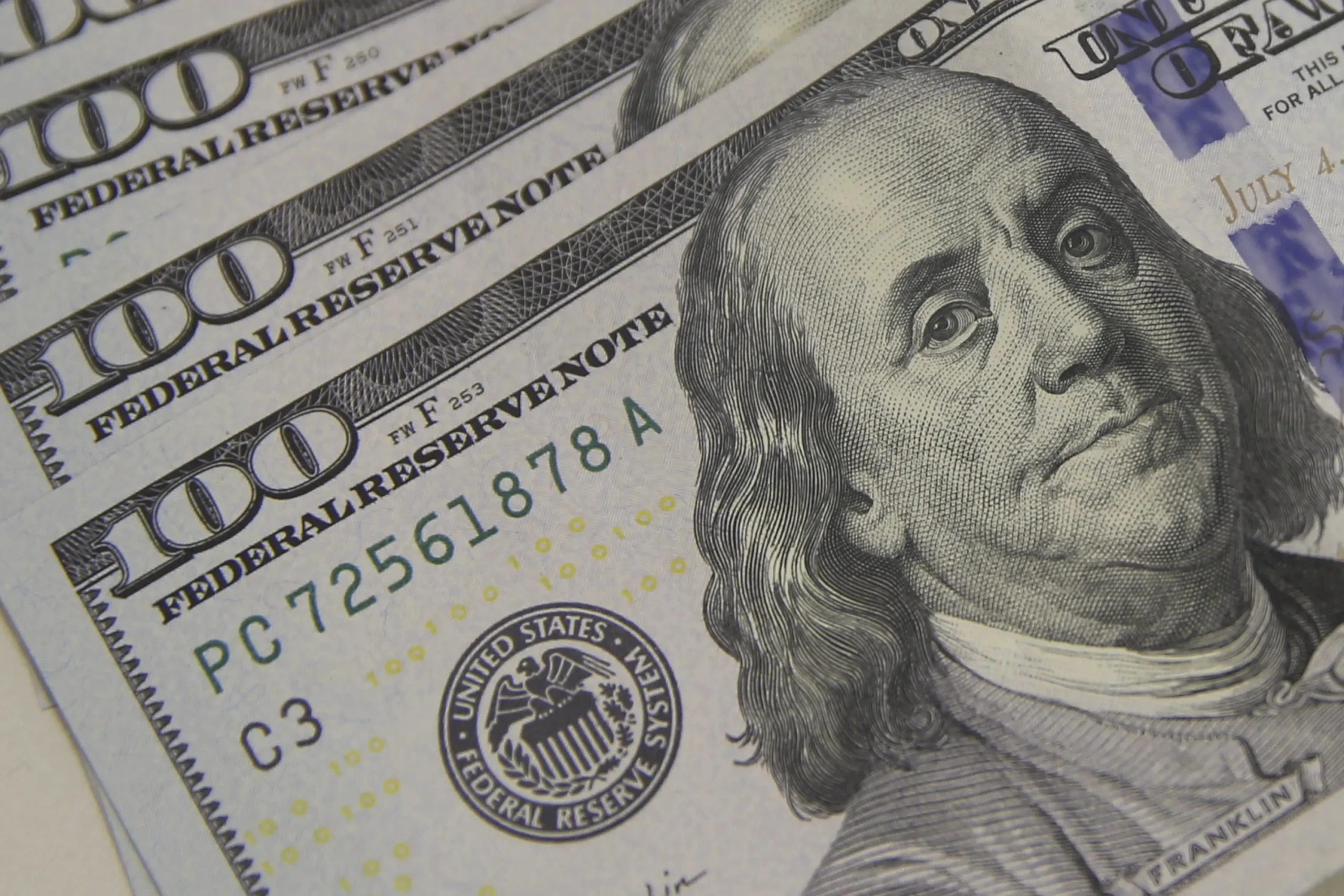 Dólar cai 11,2% em 2025, maior queda em 9 anos