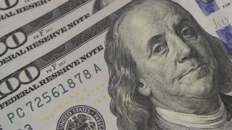 Dólar fecha em R$ 5,43 e Bolsa despenca 4% com apoio de Bolsonaro a Flávio em 2026