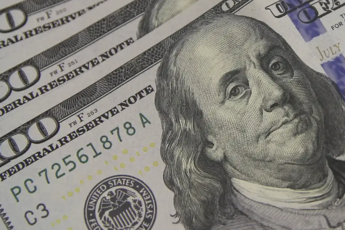 Dólar fecha em R$ 5,43 e Bolsa despenca 4% com apoio de Bolsonaro a Flávio em 2026