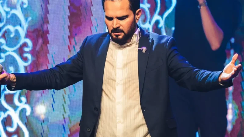 Em carreira gospel, Luciano Camargo conta que não cobra