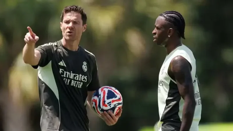 Em meio à crise, torcida do Real Madrid manifesta apoio a Vini Jr. e Xabi Alonso