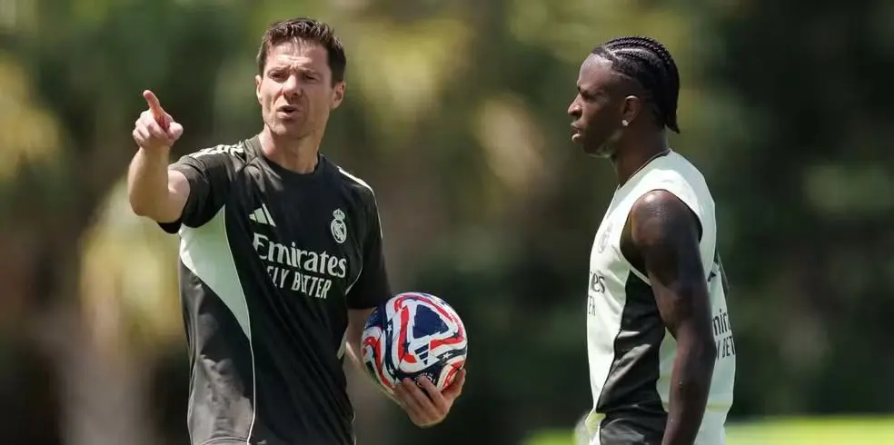 Em meio à crise, torcida do Real Madrid manifesta apoio a Vini Jr. e Xabi Alonso