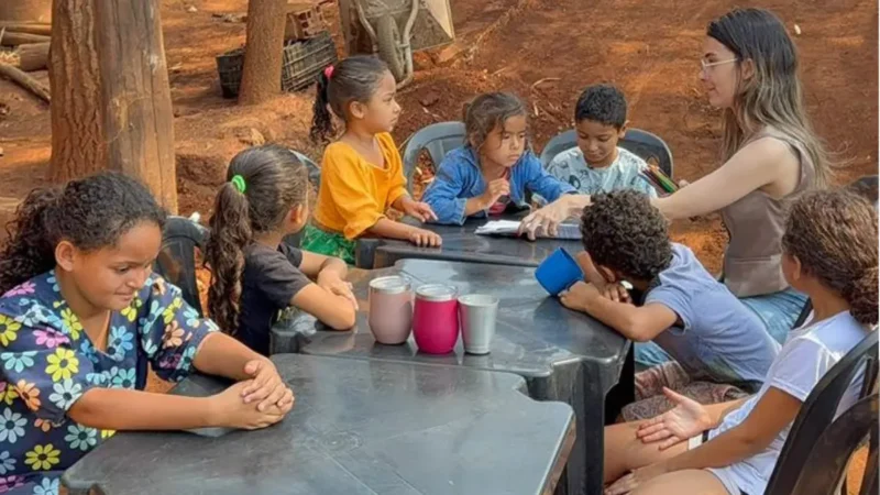 Engenheira lidera ONG que dá reforço escolar para 40 crianças do Dona Iris I, em Trindade