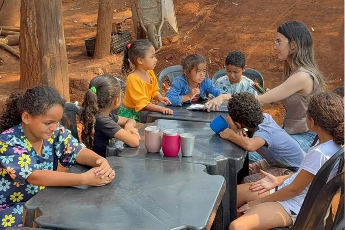 Engenheira lidera ONG que dá reforço escolar para 40 crianças do Dona Iris I, em Trindade