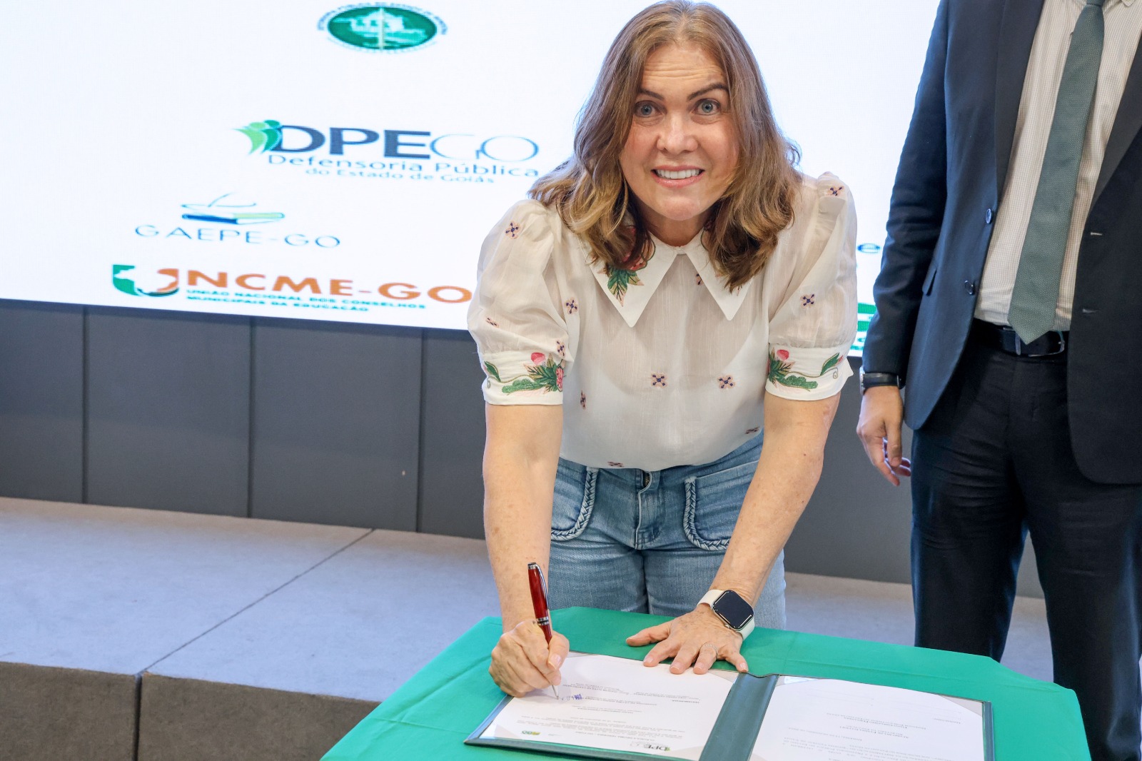 Estado doa kits de alfabetização e reforça educação de qualidade