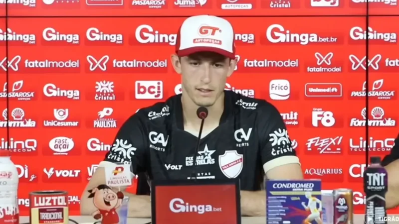 “Eu trago um pouco de bagagem e uma certa experiência”, diz o goleiro Airton em apresentação no Vila Nova