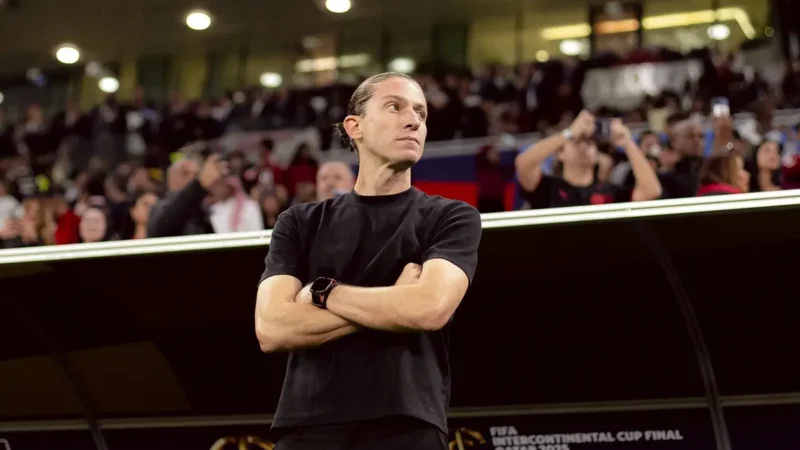 Filipe Luís pede que Flamengo não fique marcado por derrota nos pênaltis e espera que futuro no clube ‘se arrume’