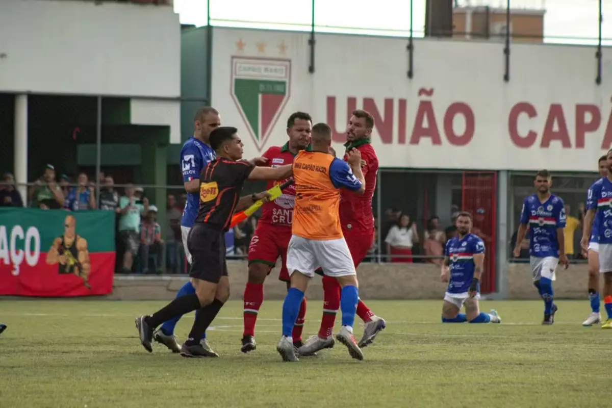 Final de torneio amador no Paraná tem confusão generalizada, com invasão de torcida e ex-jogador indo parar no hospital
