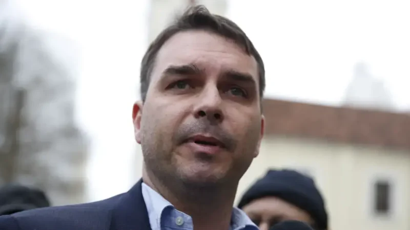 Flávio Bolsonaro diz agora que candidatura é irreversível e que tem vantagem sobre Tarcísio