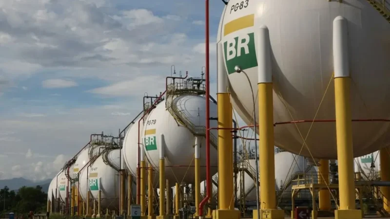 Funcionários da Petrobras entram em greve