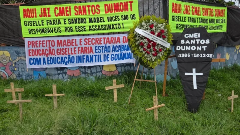GCM recolhe faixas de mães que protestam contra o fim do CMEI Santos Dumont, em Goiânia