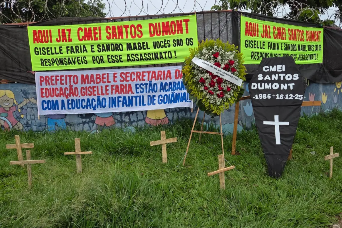 GCM recolhe faixas de mães que protestam contra o fim do CMEI Santos Dumont, em Goiânia