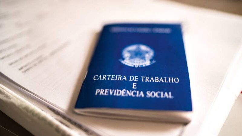 Desemprego chega a menor índice histórico e Bolsonaro tem piora no hospital