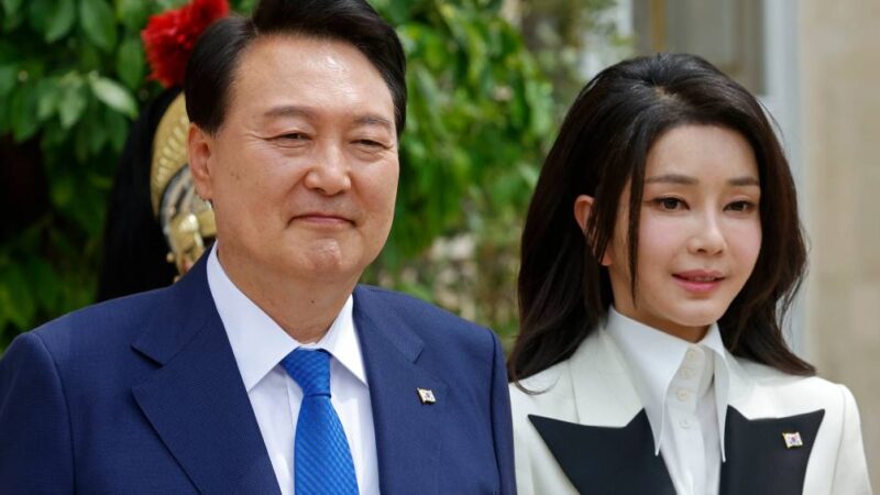 Ex-primeira-dama da Coreia do Sul é acusada de aceitar suborno para interferência política