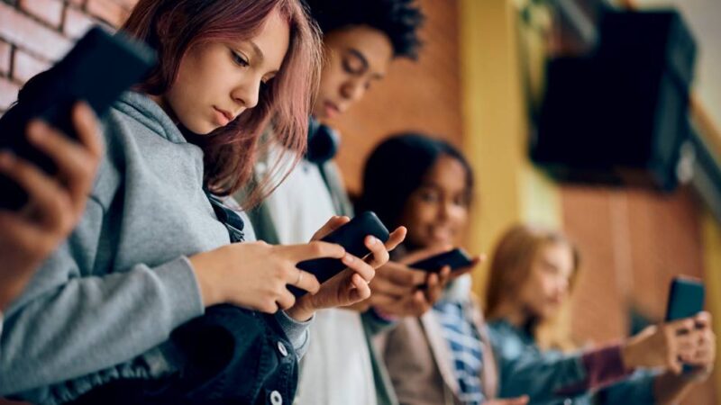 Big techs começam a proibir menores nas redes da Austrália