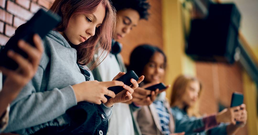 Big techs começam a proibir menores nas redes da Austrália