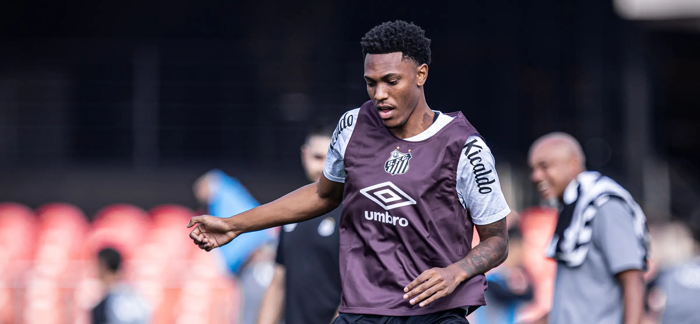 Goiás anuncia a contratação do zagueiro Luisão, ex-Santos