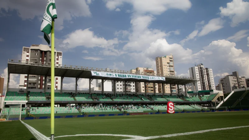 Goiás inicia revitalização do gramado da Serrinha