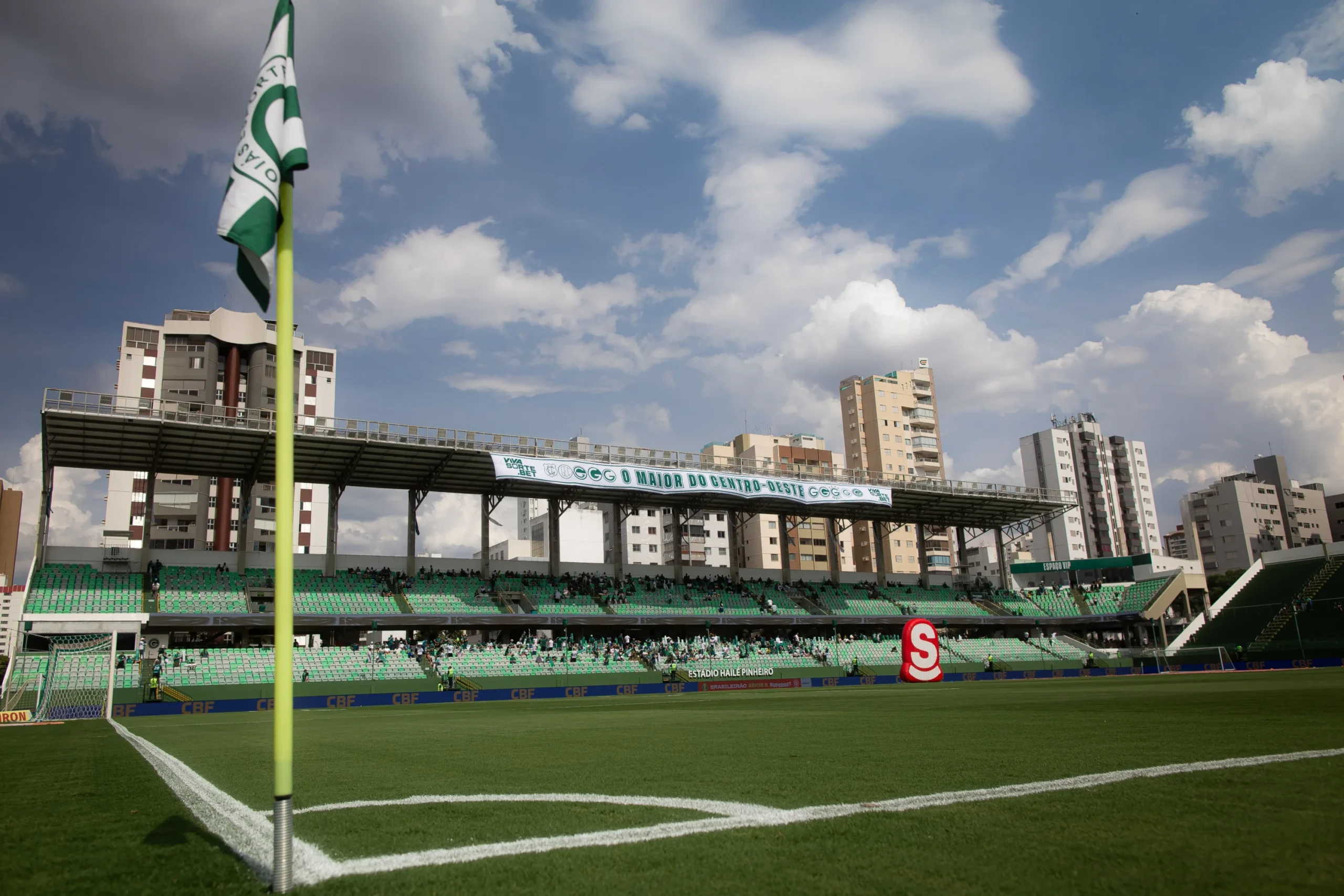 Goiás inicia revitalização do gramado da Serrinha