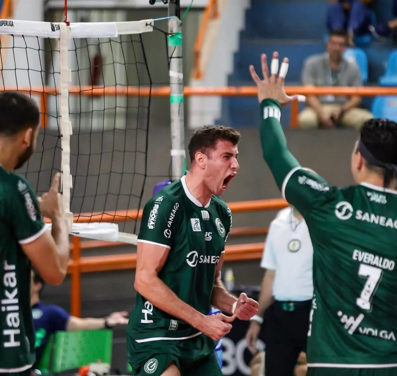 Goiás vira sobre o Joinville e se mantém entre os oito melhores