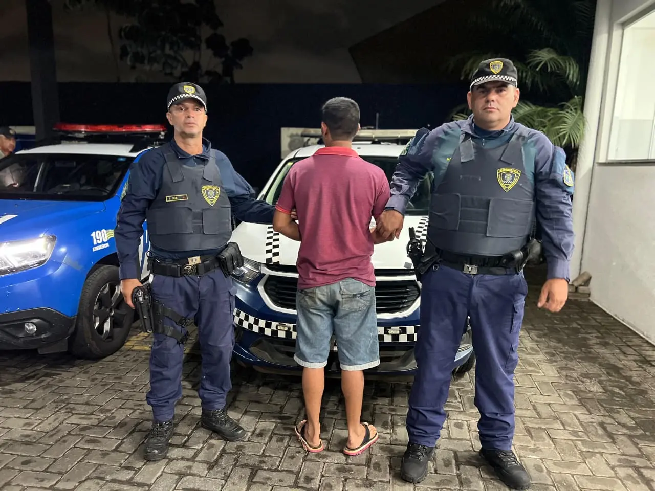 Homem é preso após ameaçar esposa e tentar agredir enteado com faca em Goiânia