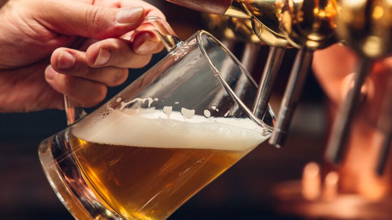 Homem é preso após tentar sair sem pagar conta de bar em Jaraguá