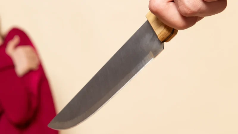 Homem em surto psicótico faz filhos reféns sob ameaça de faca em Aparecida