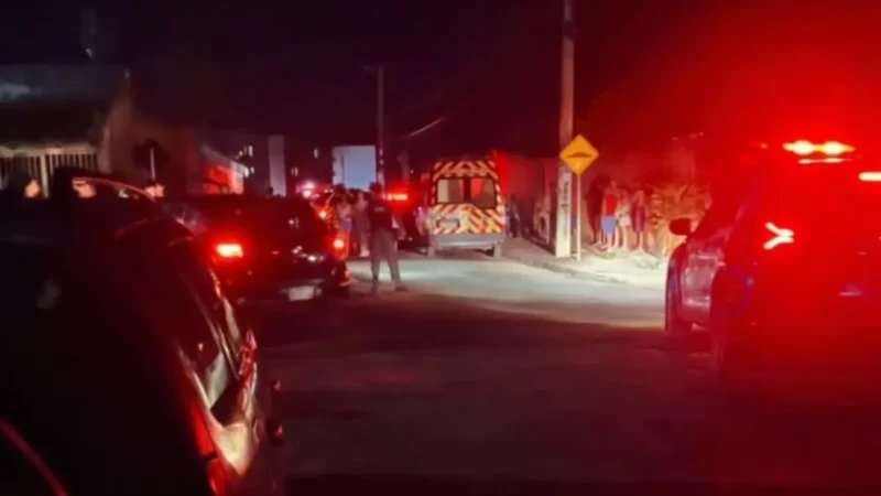 Homem morre e mulher fica ferida após carro ser alvejado em Valparaíso de Goiás