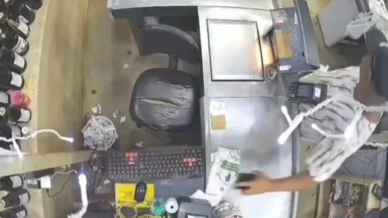 Idoso de 63 anos é preso após furtar celular de atendente em supermercado de Aparecida