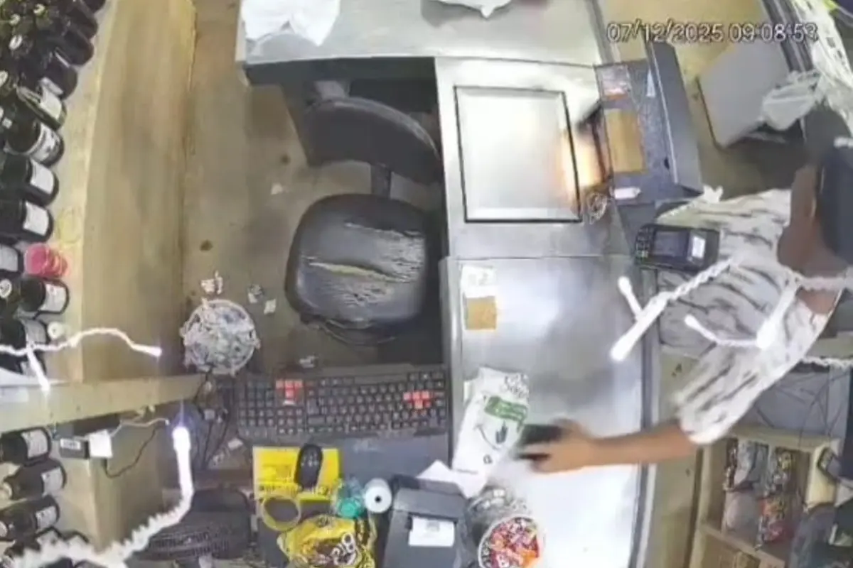 Idoso de 63 anos é preso após furtar celular de atendente em supermercado de Aparecida