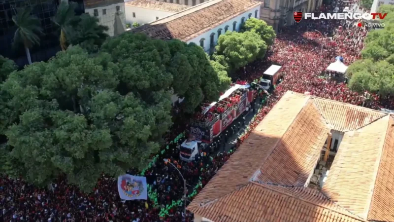 Jogadores do Flamengo chegam ao Rio para festa do Tetra da Libertadores