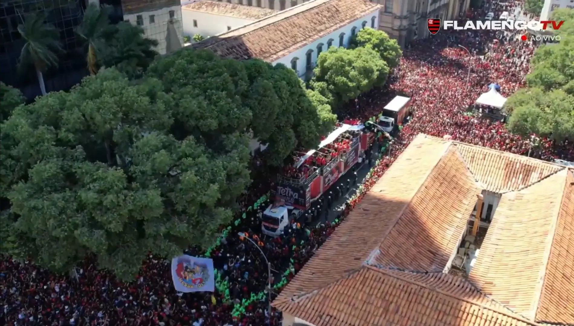 Jogadores do Flamengo chegam ao Rio para festa do Tetra da Libertadores