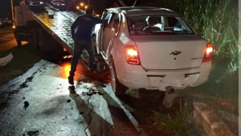 Jovem capota carro e pai tenta levar o veículo embora antes de a polícia chegar, em Jataí