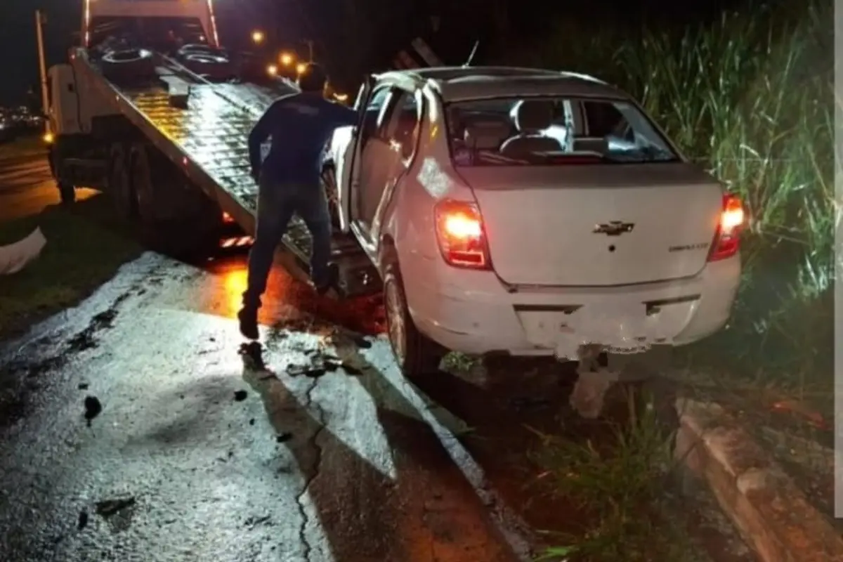 Jovem capota carro e pai tenta levar o veículo embora antes de a polícia chegar, em Jataí
