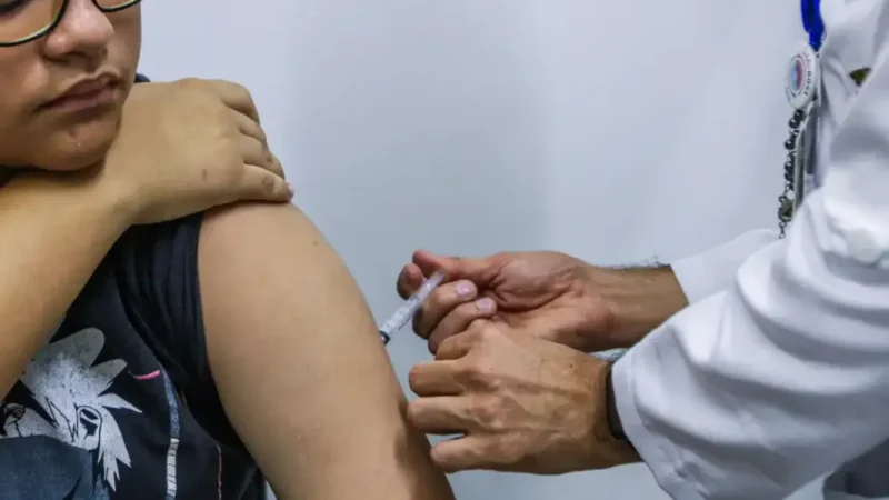 Jovens de 15 a 19 anos ganham mais seis meses para se vacinar contra HPV