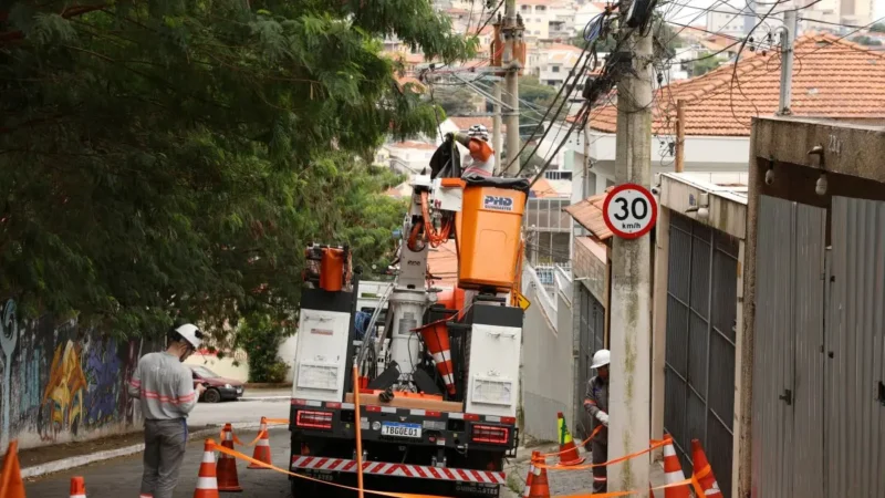 Mais de 470 mil imóveis continuam sem energia na Grande São Paulo neste sábado (13)