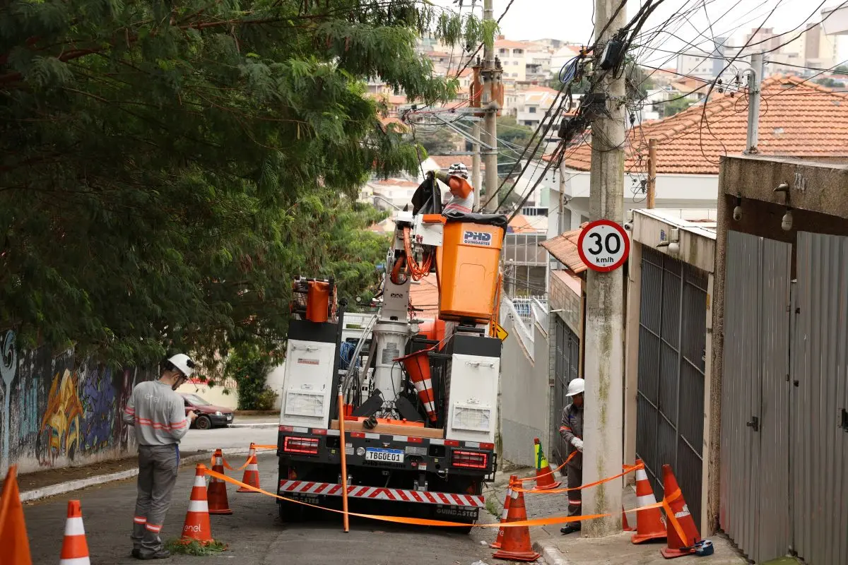 Mais de 470 mil imóveis continuam sem energia na Grande São Paulo neste sábado (13)