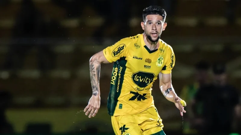 Mirassol exerce compra de zagueiro emprestado pelo Vila Nova