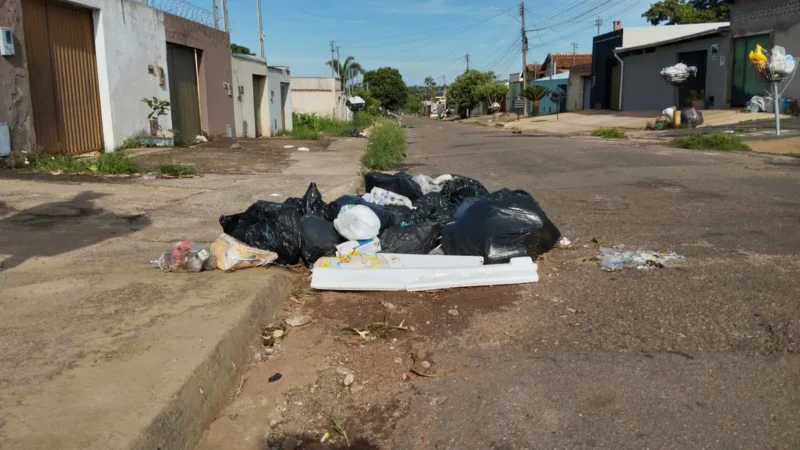 Moradores denunciam falta de coleta de lixo em Trindade por mais de duas semanas
