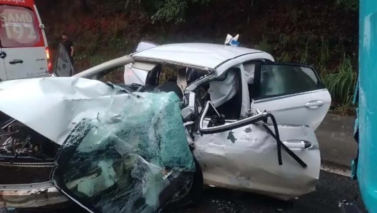 Motorista morre após bater de frente com caminhão na GO-164