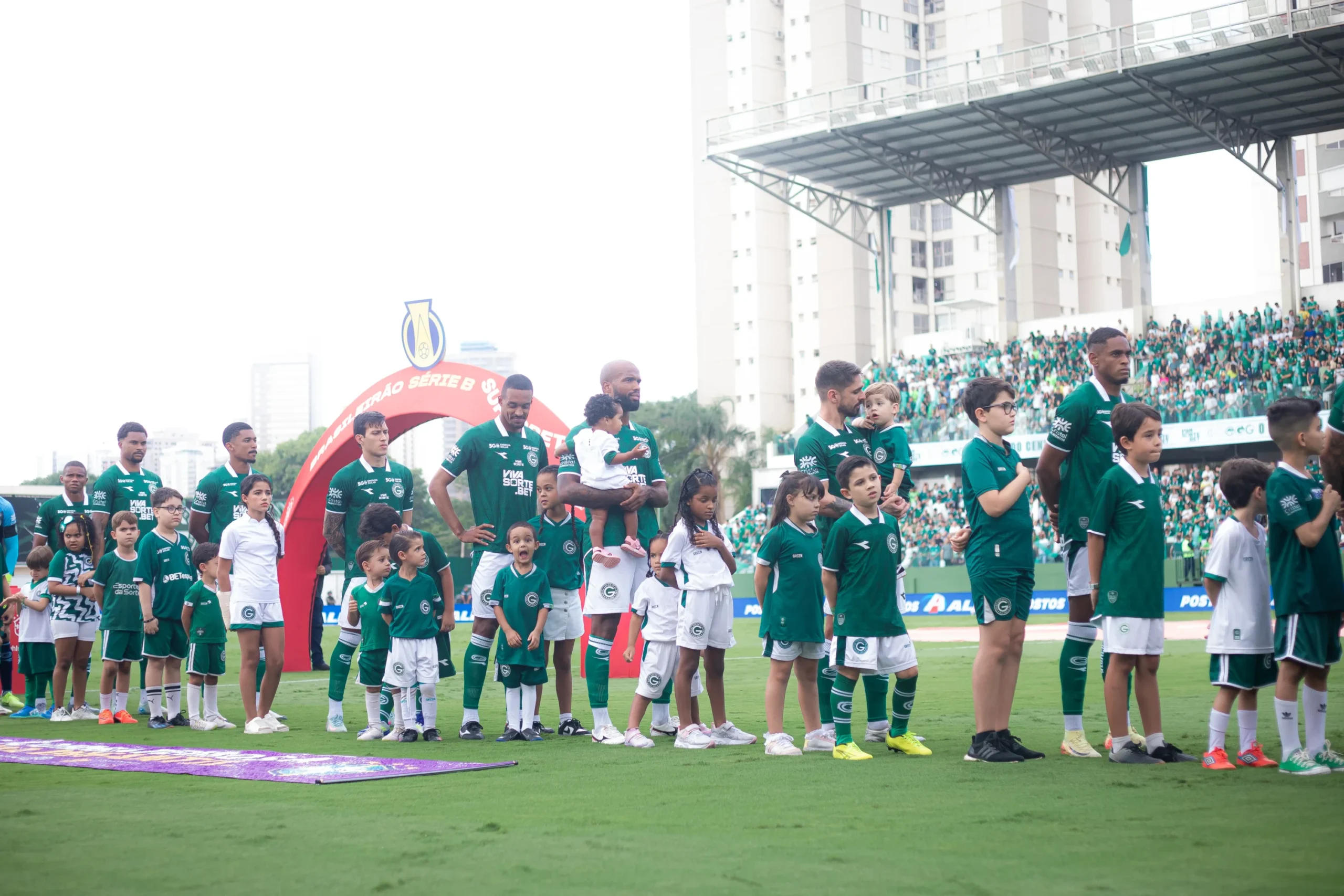 Mudanças no elenco do Goiás; saiba quem deve continuar para 2026