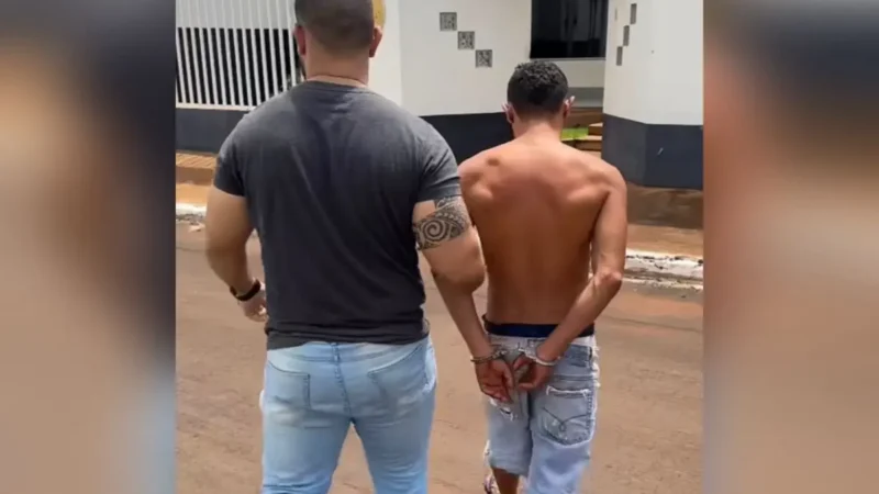 Mulher apanha do marido na frente dos filhos e tenta quebrar vidro do carro para fugir