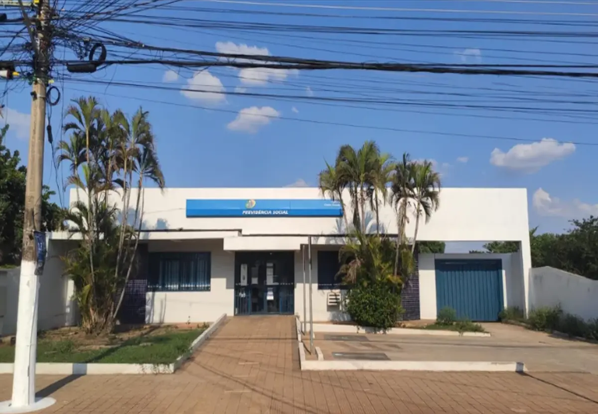 Mulher que se passava por advogada é presa por aplicar golpes em idosos em frente ao INSS de Várzea Grande