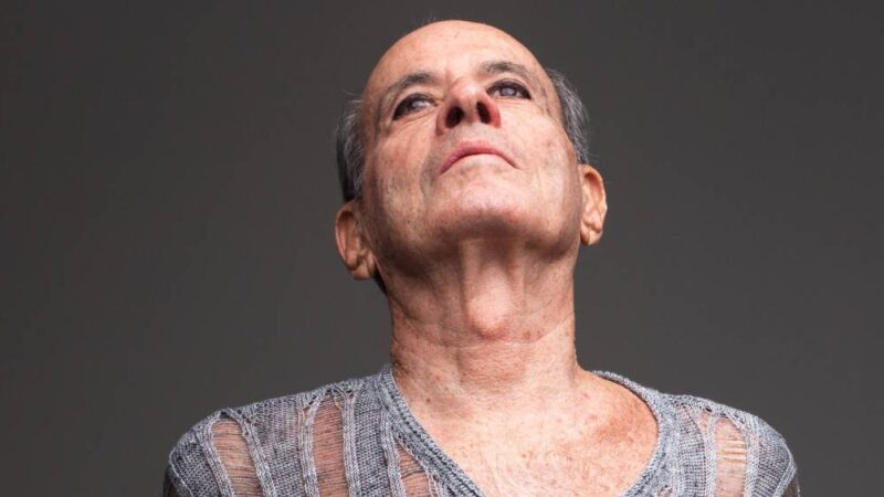 Vida de Ney Matogrosso brilha na TV antes de sacudir Sapucaí