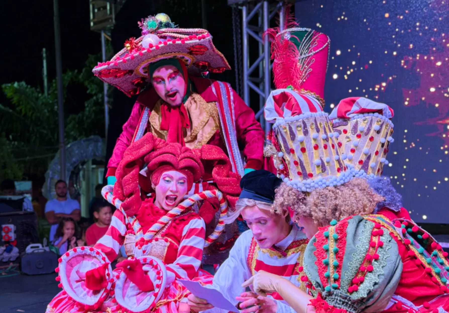 Natal Encantado de São Miguel do Araguaia começa com luzes, apresentações e neve artificial na praça da cidade