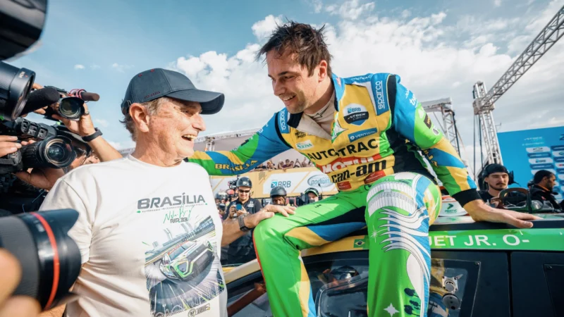 Nelson Piquet Jr. vence etapa de Brasília e recebe troféu das mãos do pai
