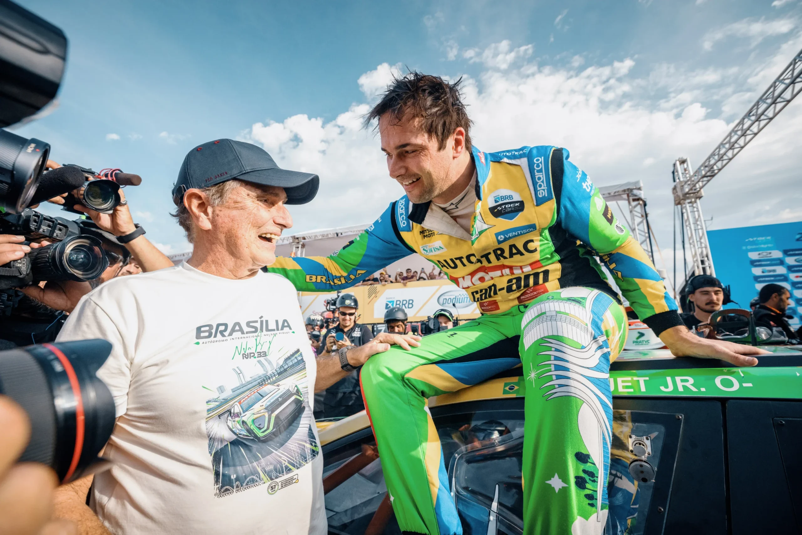 Nelson Piquet Jr. vence etapa de Brasília e recebe troféu das mãos do pai